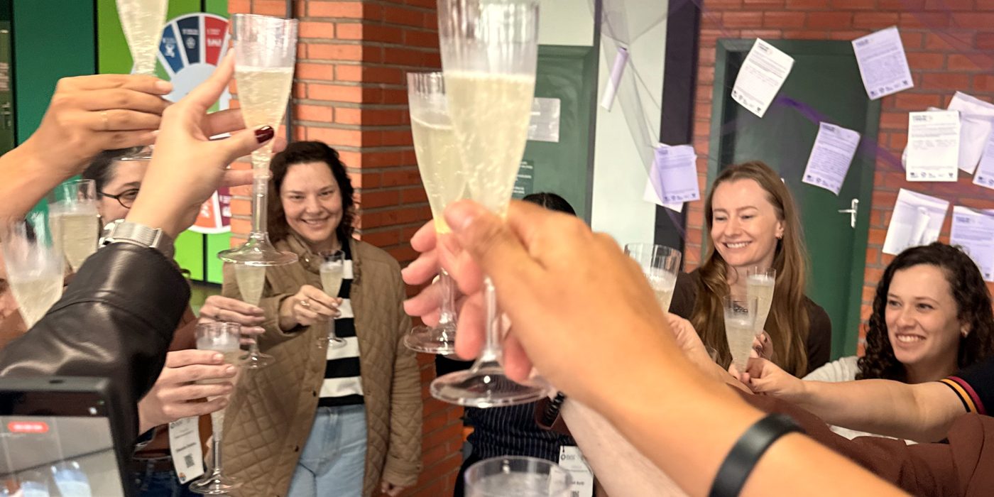Participantes erguendo as taças no brinde de encerramento